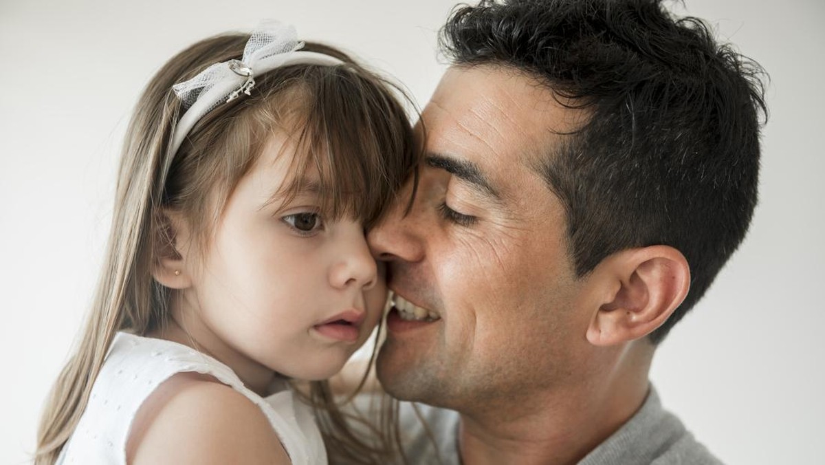 5 Risiko Penyakit Berbahaya Jika Anak Dicium Orang Sembarangan