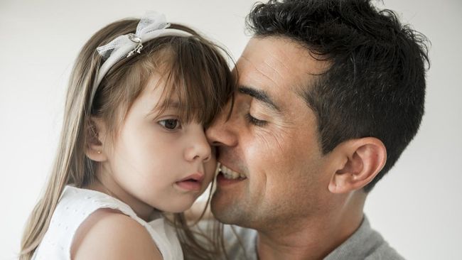 5 Risiko Penyakit Berbahaya Jika Anak Dicium Orang Sembarangan