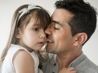 5 Risiko Penyakit Berbahaya Jika Anak Dicium Orang Sembarangan