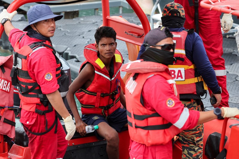 Iman Sharif, 18 tahun, seorang korban selamat dari kapal yang membawa anggota komunitas Rohingya yang teraniaya di Myanmar, yang tenggelam di perairan dekat perbatasan Thailand–Malaysia, dibawa ke pusat operasi penyelamatan enam hari setelah kejadian, di Langkawi, Malaysia, 11 November 2025. (REUTERS/Hasnoor Hussain)