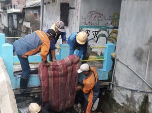 Sehari 8 Truk Angkut Sampah dari Saluran Air, Petugas Gresik Temukan Kasur