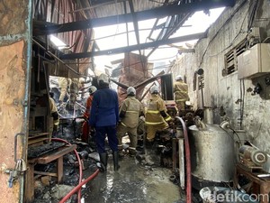Pabrik Vulkanisir Ban di Kaligawe Semarang Terbakar, Saksi Dengar Ledakan