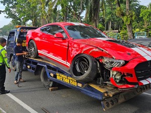 Pemobil Ford Mustang Tabrak Trotoar di Pekanbaru, Sempat Dikira Mobil Bodong