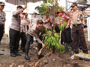Sespimma Polri Gelar Baksos di Malang: Tanam Pohon-Donor Darah