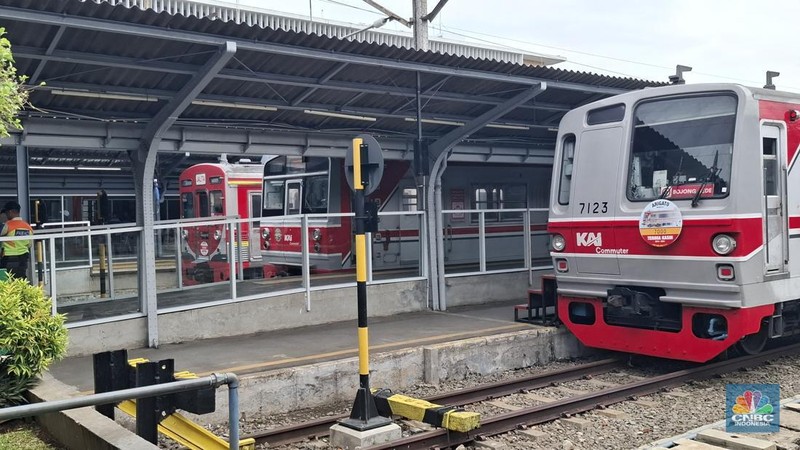 KRL eks Jepang resmi pensiun mulai Selasa (11/11/2025). (CNBC Indonesia/Chandra Dwi)