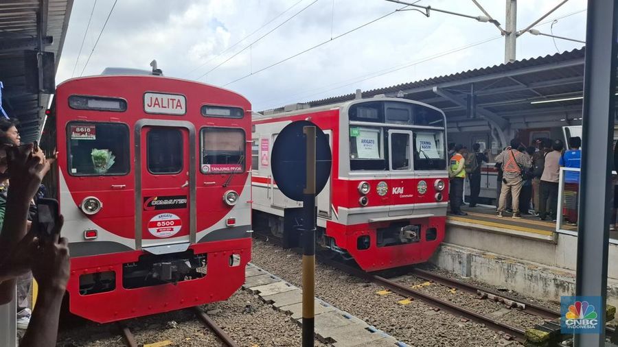 KRL eks Jepang resmi pensiun mulai Selasa (11/11/2025). (CNBC Indonesia/Chandra Dwi)