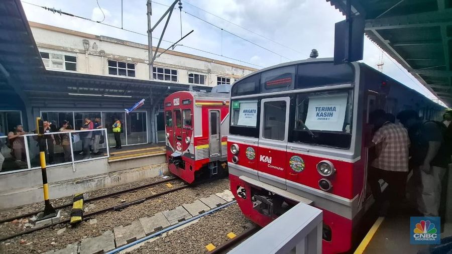 KRL eks Jepang resmi pensiun mulai Selasa (11/11/2025). (CNBC Indonesia/Chandra Dwi)