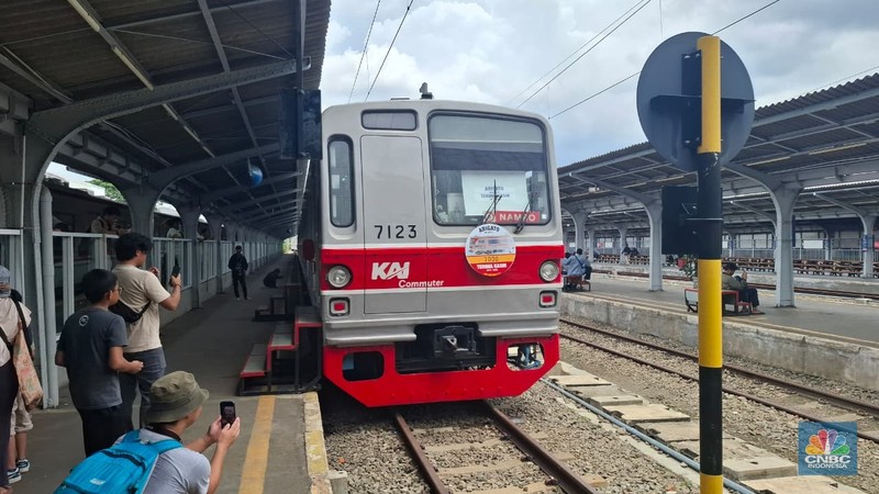 KRL eks Jepang resmi pensiun mulai Selasa (11/11/2025). (CNBC Indonesia/Chandra Dwi)