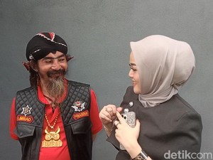 Bahagia Limbad Lihat Anak Lulus S2 dengan Predikat Cumlade