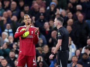 Liverpool Merengek ke Badan Wasit Usai Gol Van Dijk Lawan City Dianulir