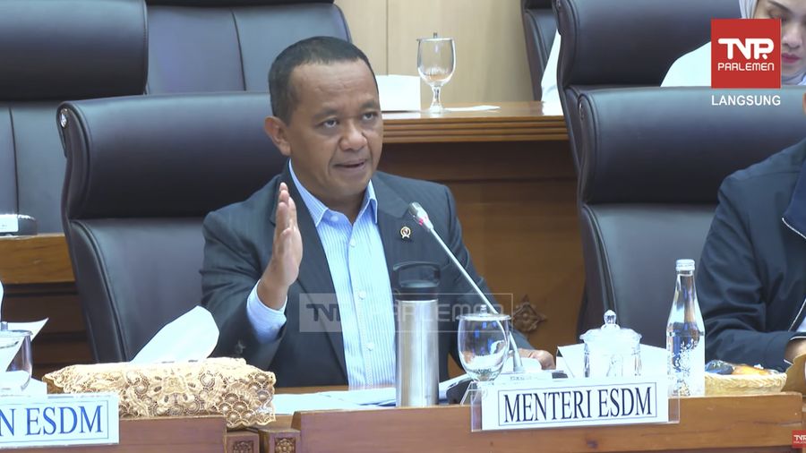 Menteri ESDM, Bahlil Lahadalia saat rapat kerja dengan Komisi XII DPR RI di kompleks parlemen, Jakarta, Senin (10/11/2025). (Tangkapan Layar Youtube/TVR Parlemen)