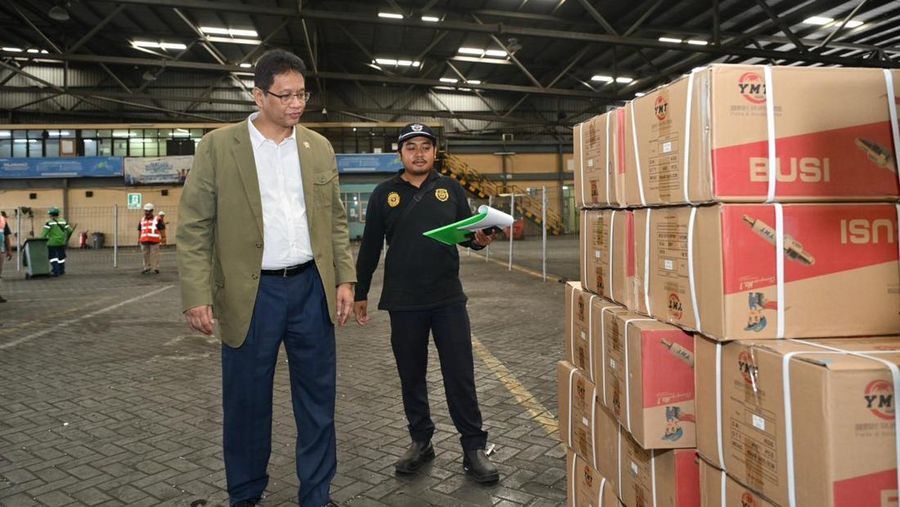 Menteri Keuangan RI Purbaya Yudhi Sadewa melakukan kunjungan kerja ke Kantor Pengawasan dan Pelayanan Bea Cukai Tipe Madya Pabean (KPPBC TMP) Tanjung Perak dan Kantor Balai Laboratorium Bea dan Cukai (KBLBC) Kelas II Surabaya pada Selasa (11/11/2025). (Dok. Biro KLI Kemenkeu)