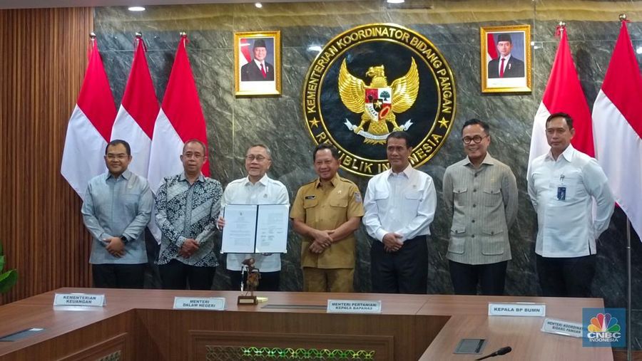 Menteri Koordinator Bidang Pangan Zulkifli Hasan (Zulhas) menyaksikan langsung penandatanganan Surat Keputusan Bersama (SKB) menteri di kantornya, Jakarta, Selasa (11/11/2025). (CNBC Indonesia/Martyasari Rizky)