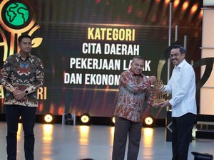 Perkuat Ekonomi Lokal, Bupati Bogor Raih Penghargaan Cita Daerah