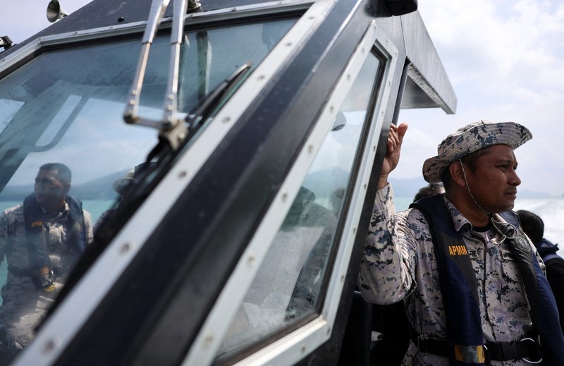 Iman Sharif, 18 tahun, seorang korban selamat dari kapal yang membawa anggota komunitas Rohingya yang teraniaya di Myanmar, yang tenggelam di perairan dekat perbatasan Thailand–Malaysia, dibawa ke pusat operasi penyelamatan enam hari setelah kejadian, di Langkawi, Malaysia, 11 November 2025. (REUTERS/Hasnoor Hussain)