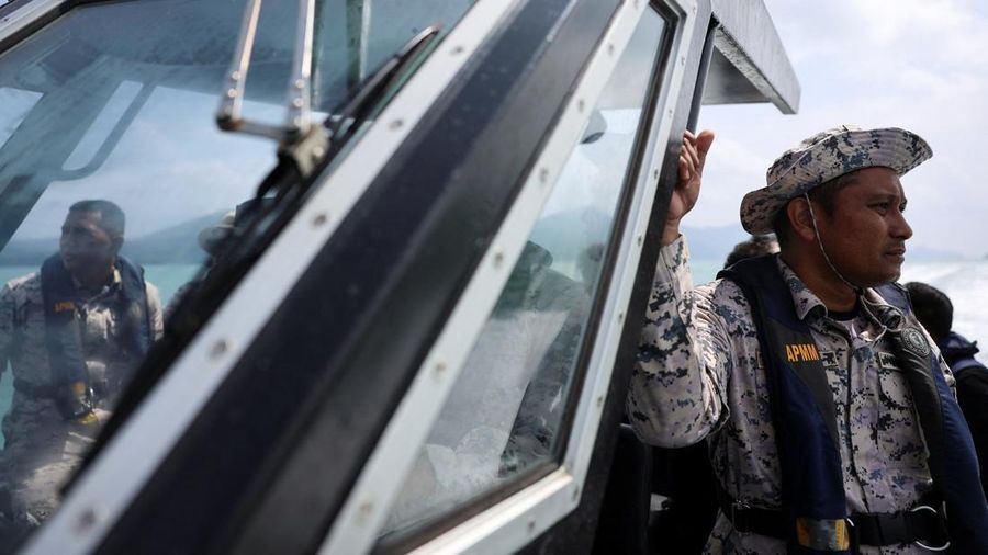 Iman Sharif, 18 tahun, seorang korban selamat dari kapal yang membawa anggota komunitas Rohingya yang teraniaya di Myanmar, yang tenggelam di perairan dekat perbatasan Thailand–Malaysia, dibawa ke pusat operasi penyelamatan enam hari setelah kejadian, di Langkawi, Malaysia, 11 November 2025. (REUTERS/Hasnoor Hussain)