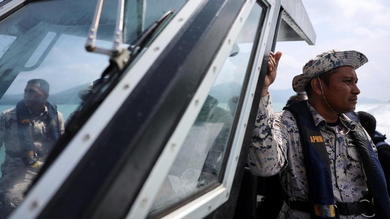Iman Sharif, 18 tahun, seorang korban selamat dari kapal yang membawa anggota komunitas Rohingya yang teraniaya di Myanmar, yang tenggelam di perairan dekat perbatasan Thailand–Malaysia, dibawa ke pusat operasi penyelamatan enam hari setelah kejadian, di Langkawi, Malaysia, 11 November 2025. (REUTERS/Hasnoor Hussain)