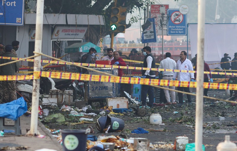 Anggota tim forensik bekerja di lokasi ledakan dekat Benteng Merah bersejarah di kawasan kota tua Delhi, India, 11 November 2025. (REUTERS/Adnan Abidi)