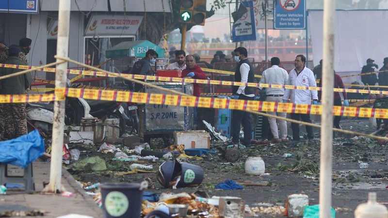 Anggota tim forensik bekerja di lokasi ledakan dekat Benteng Merah bersejarah di kawasan kota tua Delhi, India, 11 November 2025. (REUTERS/Adnan Abidi)