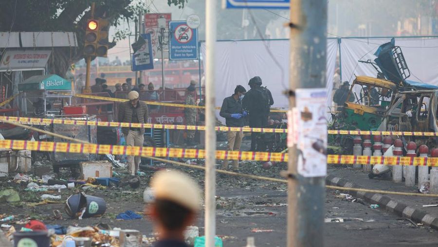 Anggota tim forensik bekerja di lokasi ledakan dekat Benteng Merah bersejarah di kawasan kota tua Delhi, India, 11 November 2025. (REUTERS/Adnan Abidi)