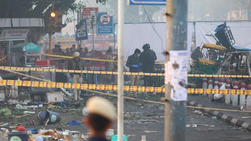 Anggota tim forensik bekerja di lokasi ledakan dekat Benteng Merah bersejarah di kawasan kota tua Delhi, India, 11 November 2025. (REUTERS/Adnan Abidi)
