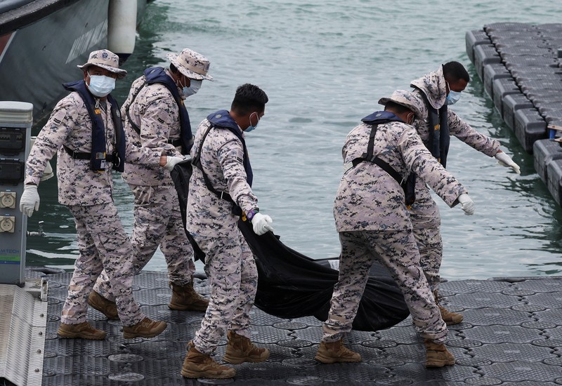 Iman Sharif, 18 tahun, seorang korban selamat dari kapal yang membawa anggota komunitas Rohingya yang teraniaya di Myanmar, yang tenggelam di perairan dekat perbatasan Thailand–Malaysia, dibawa ke pusat operasi penyelamatan enam hari setelah kejadian, di Langkawi, Malaysia, 11 November 2025. (REUTERS/Hasnoor Hussain)