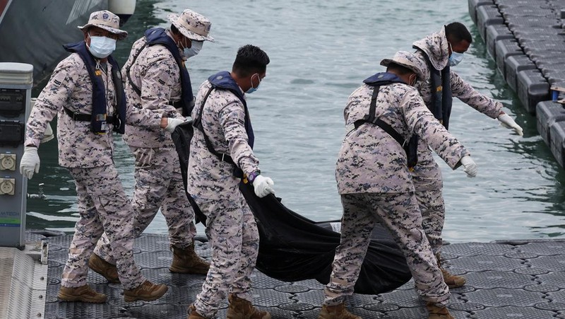 Iman Sharif, 18 tahun, seorang korban selamat dari kapal yang membawa anggota komunitas Rohingya yang teraniaya di Myanmar, yang tenggelam di perairan dekat perbatasan Thailand–Malaysia, dibawa ke pusat operasi penyelamatan enam hari setelah kejadian, di Langkawi, Malaysia, 11 November 2025. (REUTERS/Hasnoor Hussain)