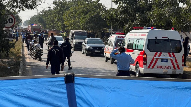 Seorang petugas polisi berdiri di lokasi ledakan di luar gedung pengadilan di Islamabad, Pakistan, 11 November 2025. (REUTERS/Waseem Khan)