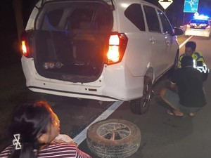 Respons Cepat Aduan 110, Polresta Soetta Bantu Pemobil Pecah Ban