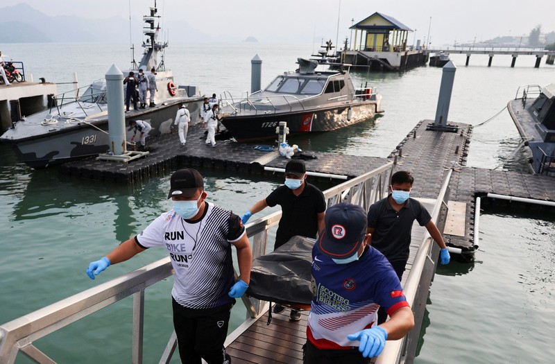 Iman Sharif, 18 tahun, seorang korban selamat dari kapal yang membawa anggota komunitas Rohingya yang teraniaya di Myanmar, yang tenggelam di perairan dekat perbatasan Thailand–Malaysia, dibawa ke pusat operasi penyelamatan enam hari setelah kejadian, di Langkawi, Malaysia, 11 November 2025. (REUTERS/Hasnoor Hussain)
