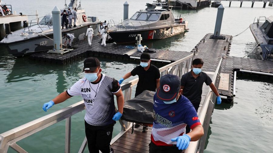 Iman Sharif, 18 tahun, seorang korban selamat dari kapal yang membawa anggota komunitas Rohingya yang teraniaya di Myanmar, yang tenggelam di perairan dekat perbatasan Thailand–Malaysia, dibawa ke pusat operasi penyelamatan enam hari setelah kejadian, di Langkawi, Malaysia, 11 November 2025. (REUTERS/Hasnoor Hussain)
