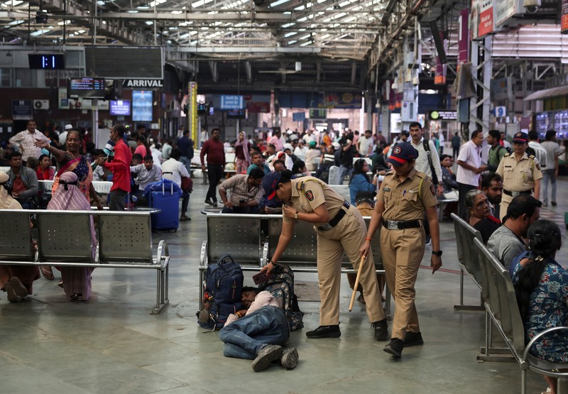 Seekor anjing pelacak polisi Mumbai mengendus tas selama patroli setelah keamanan ditingkatkan menyusul ledakan di New Delhi, di sebuah stasiun kereta api di Mumbai, India, 11 November 2025. (REUTERS/Francis Mascarenhas)