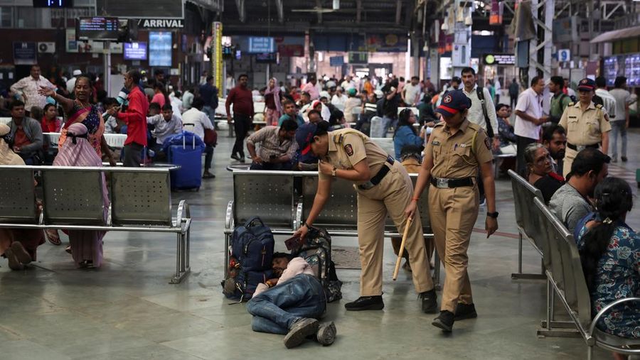 Seekor anjing pelacak polisi Mumbai mengendus tas selama patroli setelah keamanan ditingkatkan menyusul ledakan di New Delhi, di sebuah stasiun kereta api di Mumbai, India, 11 November 2025. (REUTERS/Francis Mascarenhas)