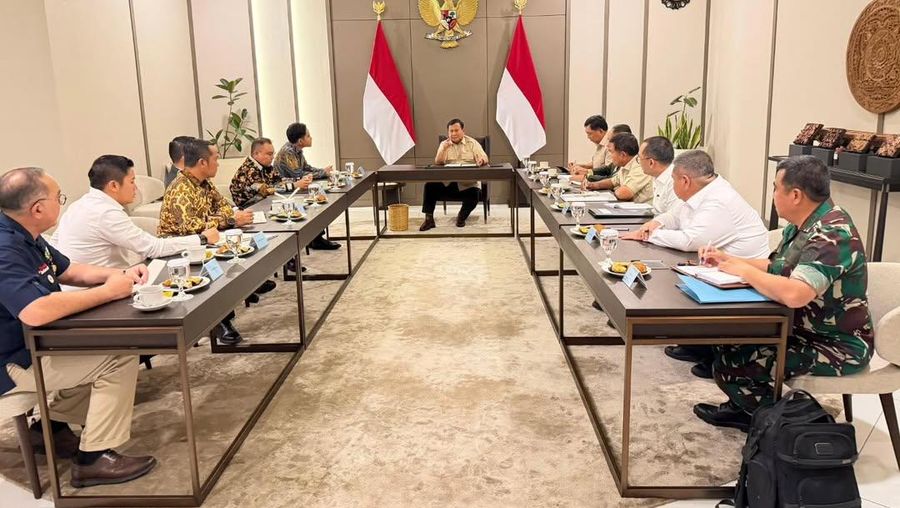 Presiden Prabowo Subianto memimpin rapat terbatas di Pangkalan Udara Halim Perdanakusuma, Jakarta, Selasa (11/11/2025). (Instagram/sekretariat.kabinet)