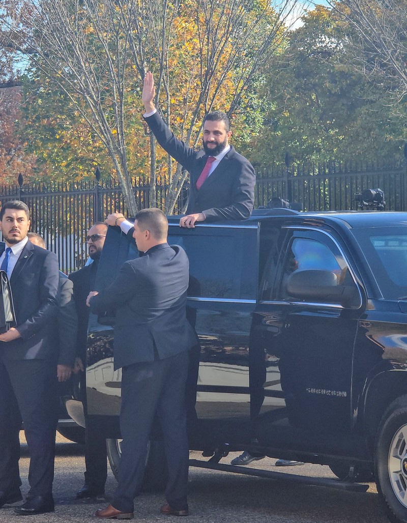 Trump menyambut Presiden Suriah al-Sharaa di Gedung Putih, AS, Senin (10/11/2025). (REUTERS)