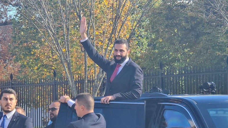 Trump menyambut Presiden Suriah al-Sharaa di Gedung Putih, AS, Senin (10/11/2025). (REUTERS)