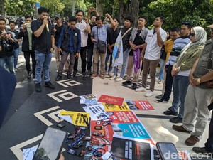 Puluhan Jurnalis Mataram Demo Tolak Gugatan Menteri Amran ke Tempo