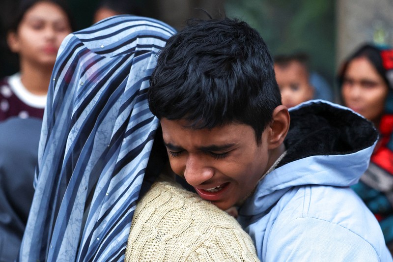 Anggota tim forensik bekerja di lokasi ledakan dekat Benteng Merah bersejarah di kawasan kota tua Delhi, India, 11 November 2025. (REUTERS/Adnan Abidi)