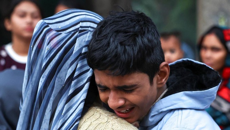 Anggota tim forensik bekerja di lokasi ledakan dekat Benteng Merah bersejarah di kawasan kota tua Delhi, India, 11 November 2025. (REUTERS/Adnan Abidi)