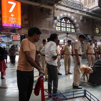 Potret India Siaga Usai Ledakan Dahsyat Guncang Wilayah Padat Penduduk