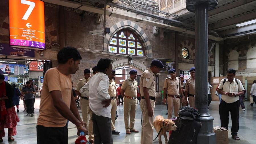 Seekor anjing pelacak polisi Mumbai mengendus tas selama patroli setelah keamanan ditingkatkan menyusul ledakan di New Delhi, di sebuah stasiun kereta api di Mumbai, India, 11 November 2025. (REUTERS/Francis Mascarenhas)