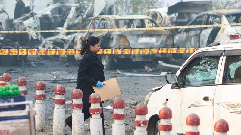 Anggota tim forensik bekerja di lokasi ledakan dekat Benteng Merah bersejarah di kawasan kota tua Delhi, India, 11 November 2025. (REUTERS/Adnan Abidi)