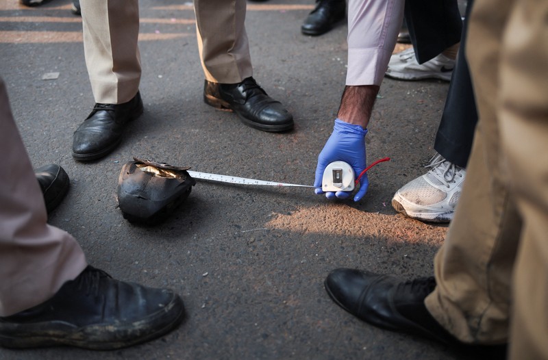 Anggota tim forensik bekerja di lokasi ledakan dekat Benteng Merah bersejarah di kawasan kota tua Delhi, India, 11 November 2025. (REUTERS/Adnan Abidi)