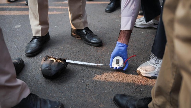 Anggota tim forensik bekerja di lokasi ledakan dekat Benteng Merah bersejarah di kawasan kota tua Delhi, India, 11 November 2025. (REUTERS/Adnan Abidi)