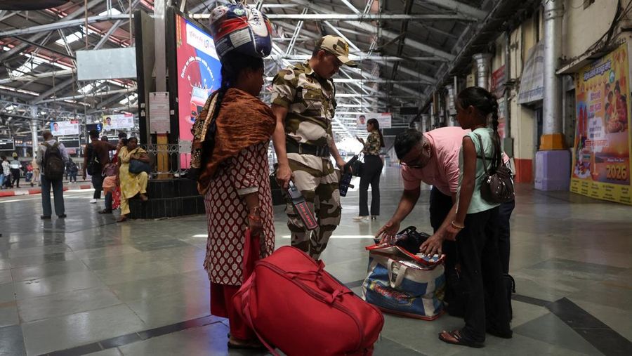 Seekor anjing pelacak polisi Mumbai mengendus tas selama patroli setelah keamanan ditingkatkan menyusul ledakan di New Delhi, di sebuah stasiun kereta api di Mumbai, India, 11 November 2025. (REUTERS/Francis Mascarenhas)