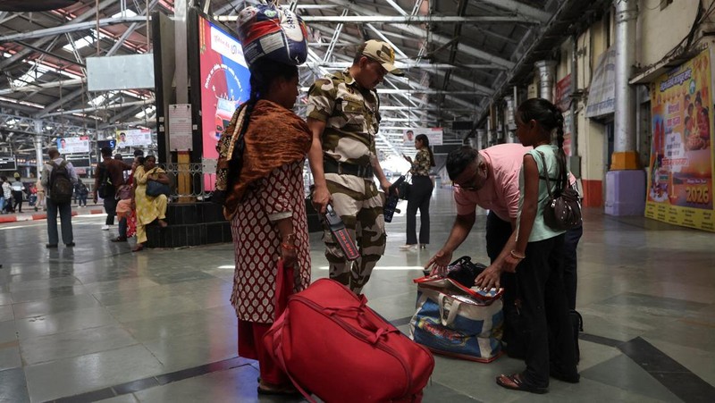 Seekor anjing pelacak polisi Mumbai mengendus tas selama patroli setelah keamanan ditingkatkan menyusul ledakan di New Delhi, di sebuah stasiun kereta api di Mumbai, India, 11 November 2025. (REUTERS/Francis Mascarenhas)
