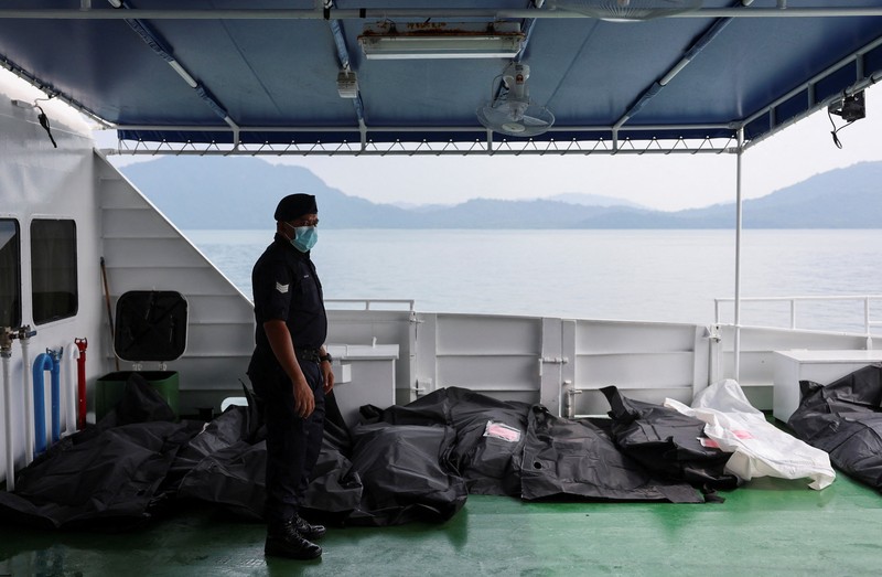 Iman Sharif, 18 tahun, seorang korban selamat dari kapal yang membawa anggota komunitas Rohingya yang teraniaya di Myanmar, yang tenggelam di perairan dekat perbatasan Thailand–Malaysia, dibawa ke pusat operasi penyelamatan enam hari setelah kejadian, di Langkawi, Malaysia, 11 November 2025. (REUTERS/Hasnoor Hussain)