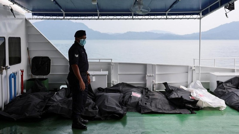 Iman Sharif, 18 tahun, seorang korban selamat dari kapal yang membawa anggota komunitas Rohingya yang teraniaya di Myanmar, yang tenggelam di perairan dekat perbatasan Thailand–Malaysia, dibawa ke pusat operasi penyelamatan enam hari setelah kejadian, di Langkawi, Malaysia, 11 November 2025. (REUTERS/Hasnoor Hussain)