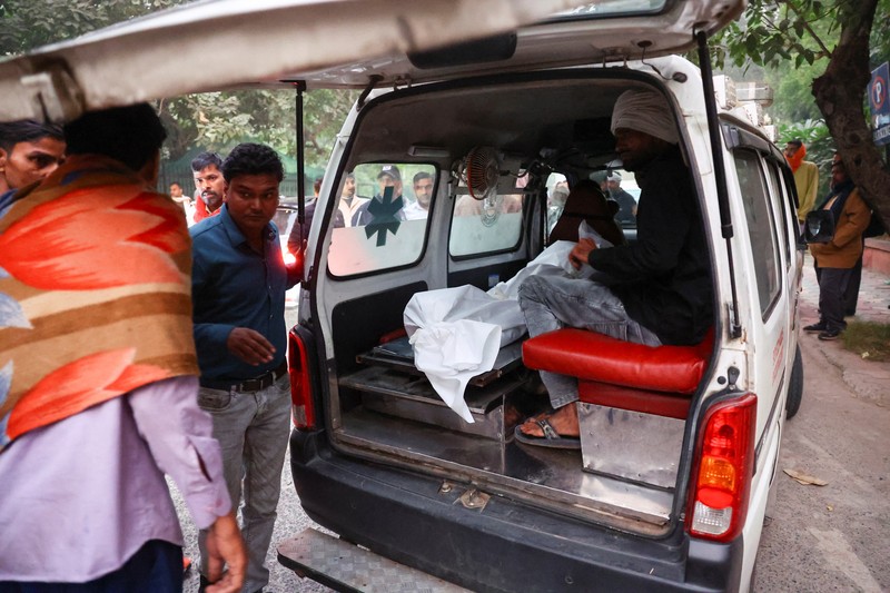 Anggota tim forensik bekerja di lokasi ledakan dekat Benteng Merah bersejarah di kawasan kota tua Delhi, India, 11 November 2025. (REUTERS/Adnan Abidi)
