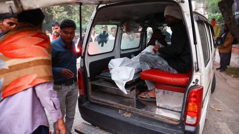 Anggota tim forensik bekerja di lokasi ledakan dekat Benteng Merah bersejarah di kawasan kota tua Delhi, India, 11 November 2025. (REUTERS/Adnan Abidi)